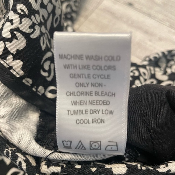 NWOT Black and White Print 4” inseam Size 6 Stretch, dressy - Picture 5 of 7